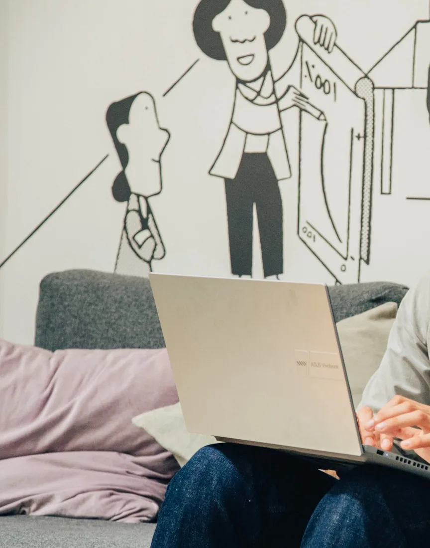 Les experts IA de Poller en session de travail dans leurs bureaux