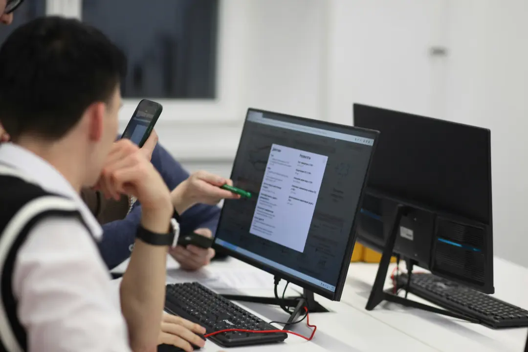 Consultants IA de Poller en session de travail — développement d'agents IA sur mesure